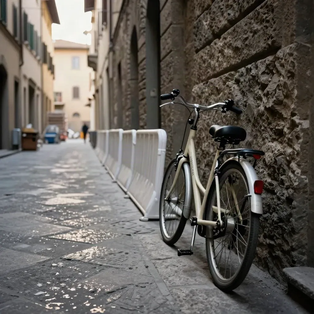 Vicolo fiorentino al tramonto con bici, transenna leggera e cantiere sfocato tra le facciate.